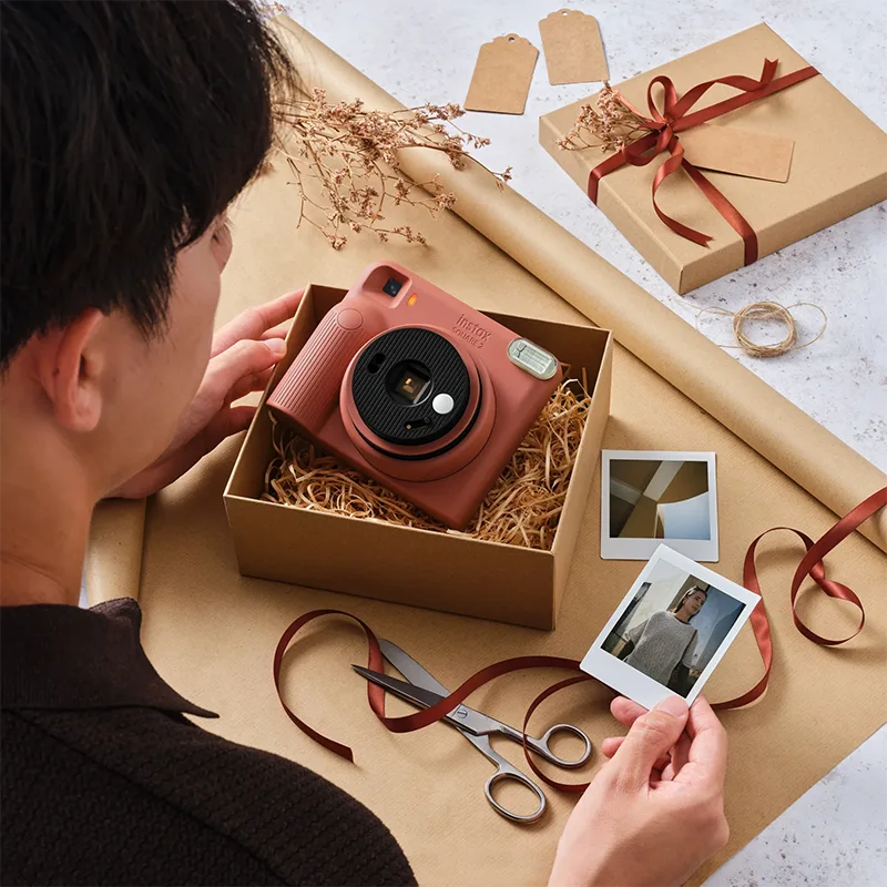 instax SQUARE 2 lifestyle image